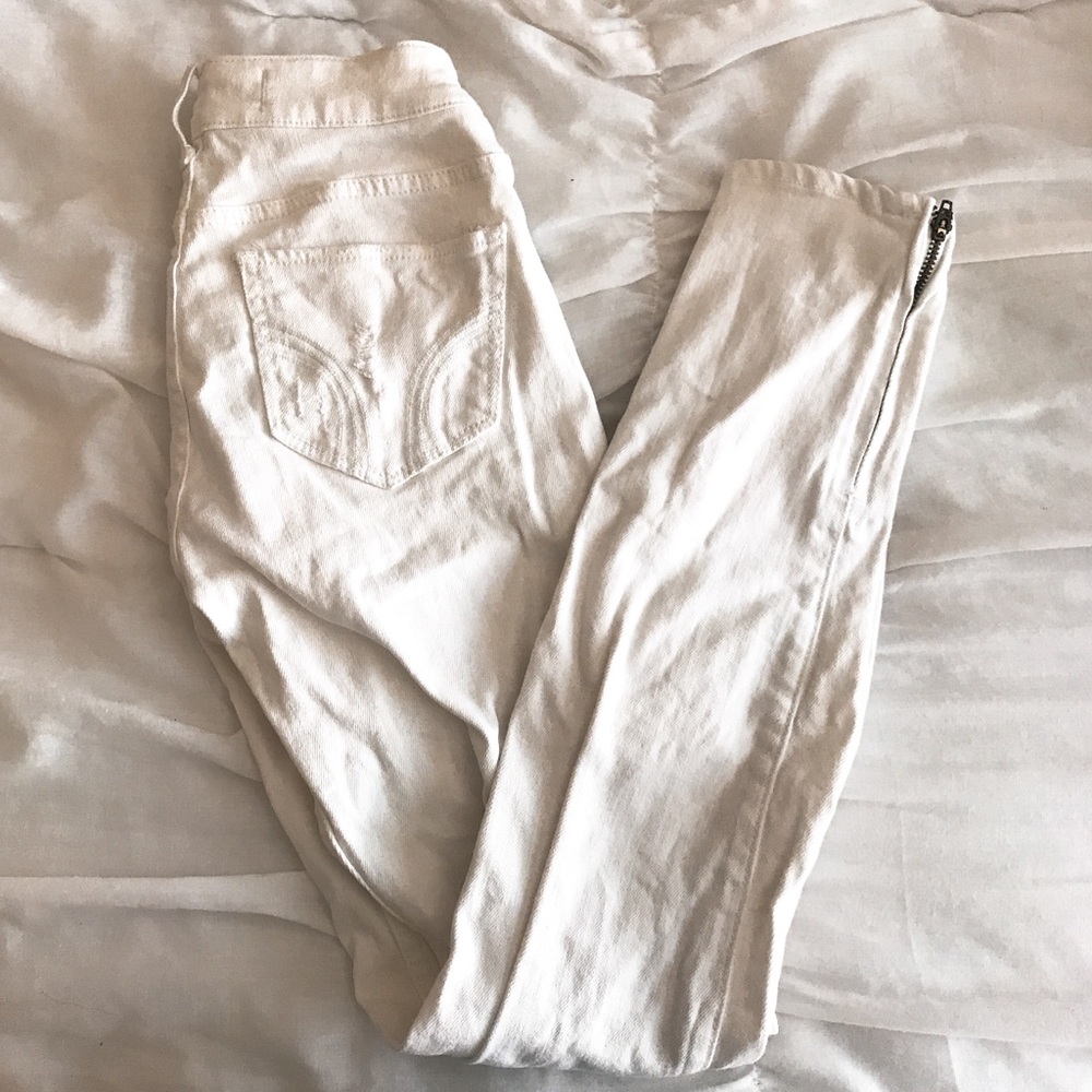 White Hollister jeans with zippers